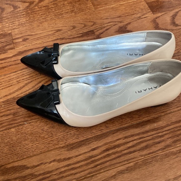 Tahari pontes toe, two-tone beige and black low-heel pump - Picture 3 of 4